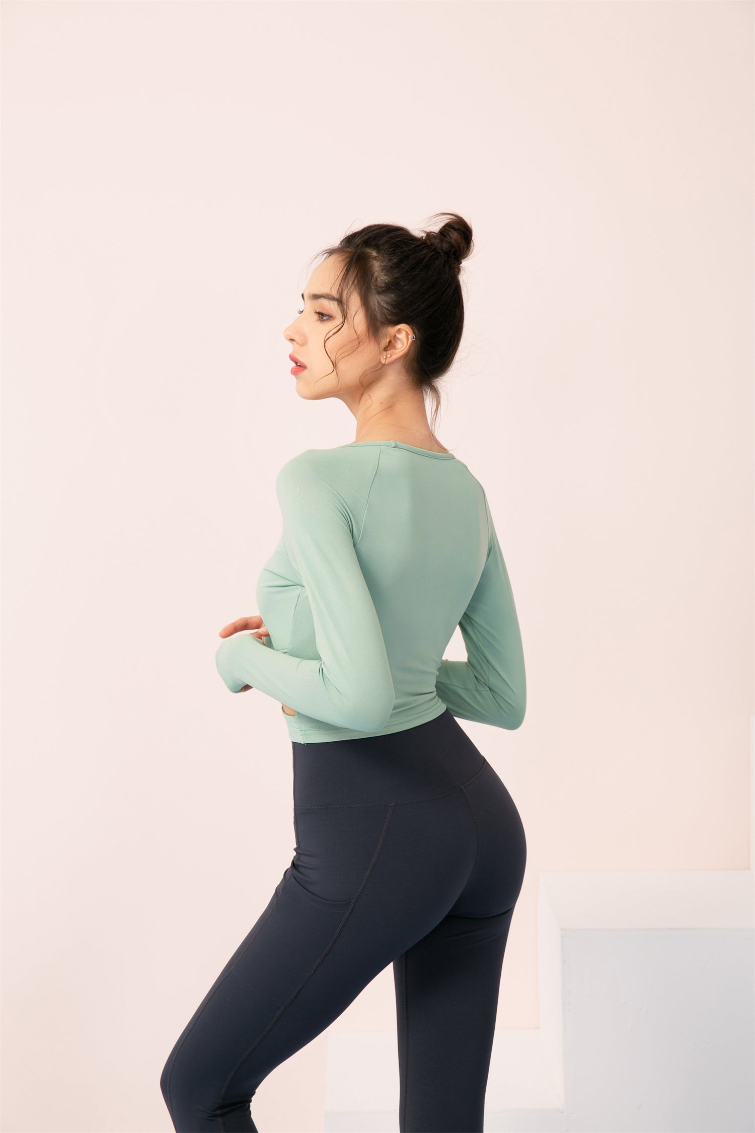 Round Neck Long Sleeve Cropped Sports Top